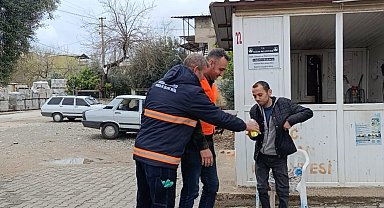Kozan'da temizlik işçilerinden anlamlı bayramlaşma