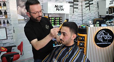 Kuaförlerin bayram tıraşı mesaisi sahura kadar uzuyor