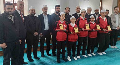 Küçük hafızlar plaket ile ödüllendirildiler