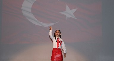 Küçük kız çocuğundan duygulandıran İstiklal Marşı performansı