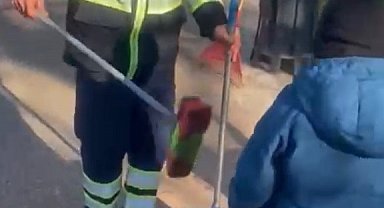 Küçük oğluyla birlikte çalışan temizlik işçisi duygulandırdı