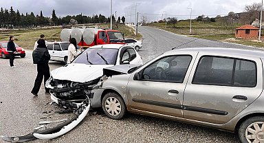 Kula'da yarım saat arayla iki kaza: 5 yaralı