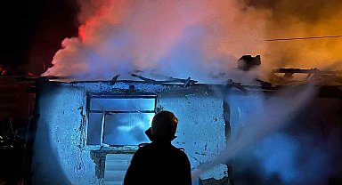 Kullanılmayan ev alev alev yandı
