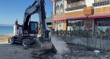 Kumbahçe sahilinde işgalden temizleniyor