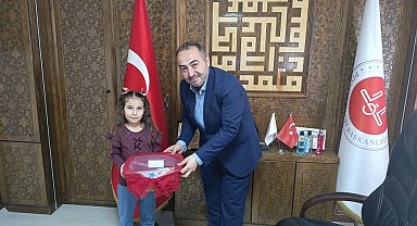 Kumbaradaki harçlıklarını ihtiyaç sahibi ailelere bağışladılar