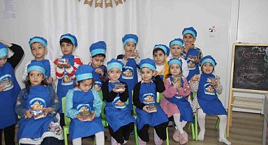 Kur'an kursu öğrenciler ailelerine güllaç hazırladı