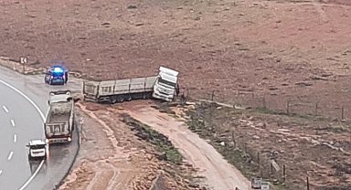 Kurtalan'da kontrolden çıkan kamyon yol kenarına savruldu