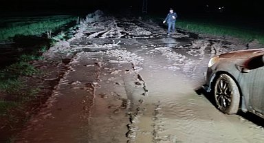 Kurtalan'da otomobil çamura saplandı