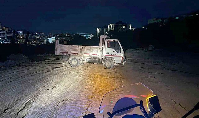 Kuşadası'nda kaçak moloz dökerken suçüstü yakalanan kamyonet sürücüsüne ceza