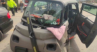 Kuşadası'nda otomobil ile elektrikli araç kafa kafaya çarpıştı: 4 yaralı