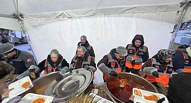 Kütahya AFAD gönüllülerinden iftar çadırında yemek dağıtımı