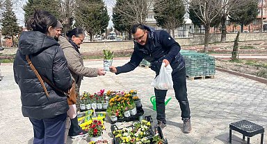 Kütahya Tavşanlı'da bayram öncesi mezarlıkta çiçek yoğunluğu