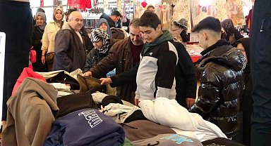 Kütahya'da kıyafet pazarı vatandaşların akınına uğruyor