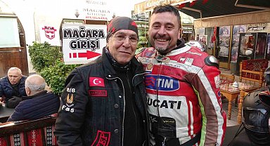 Kutsal toprak sevgisi zorluk tanımadı, motosiklet tutkunları iki teker üzerinde umre yolculuğuna çıktı