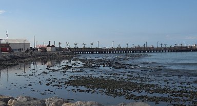 Kuvvetli fırtına sonrası İskenderun Körfezi'nde deniz suyu çekildi
