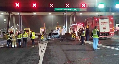 Kuzey Marmara Otoyolu Kurnaköy gişelerinde otomobil takla attı: 2 yaralı