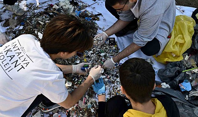Lara Sahili'nde öğrencilerden bilimsel temizlik