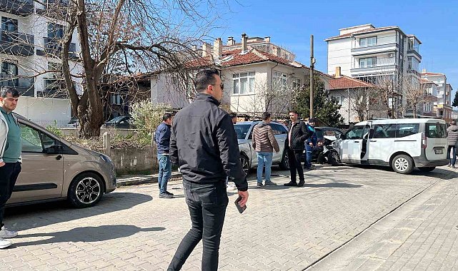 Lüleburgaz'da ticari araç park halindeki otomobillere çarptı