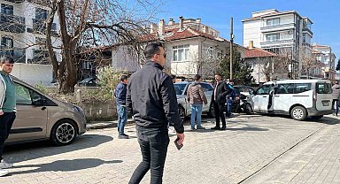 Lüleburgaz'da ticari araç park halindeki otomobillere çarptı