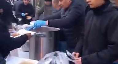 Mahalleli kendi imkanlarıyla bin kişiye iftar verdi