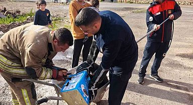Mahsur kalan köpeklerin yardımına itfaiye yetişti