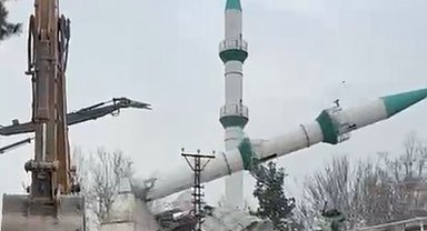 Malatya'da depremde hasar gören cami kontrollü şekilde yıkıldı