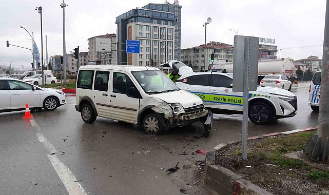 Malatya'da hafif ticari araç ile otomobil çarpıştı: 2 yaralı