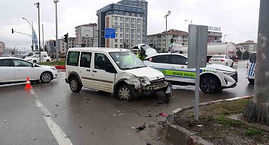 Malatya'da hafif ticari araç ile otomobil çarpıştı: 2 yaralı
