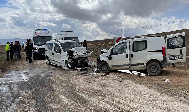 Malatya'da iki araç kafa kafaya çarpıştı: 4 yaralı