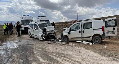 Malatya'da iki araç kafa kafaya çarpıştı: 4 yaralı