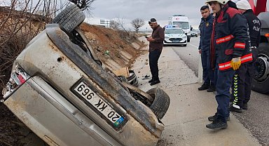 Malatya'da kontrolden çıkan araç takla atıp ters döndü: 6 yaralı