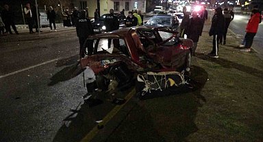 Malatya'da otomobilin çarptığı TOFAŞ kağıt gibi ezildi: 3 yaralı