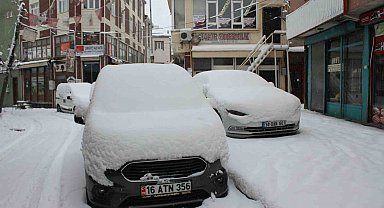 Malazgirt'te bahar beklenirken kar yağdı, araçlar kara gömüldü