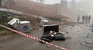 Maltepe'de okulun istinat duvarı çöktü: Araç kullanılamaz hale geldi