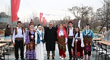 Manas Üniversitesi'nden 8 bin kişiye geleneksel sokak iftarı