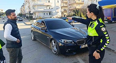 Manavgat'ta park halindeki otomobile çarpan motosikletli yaralandı