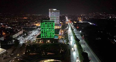 Manisa Büyükşehir Belediyesinden Tıp Bayramı'na özel ışıklandırma