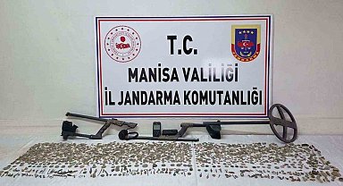 Manisa'da 2 bin 580 sikke ve 235 tarihi obje ele geçirildi