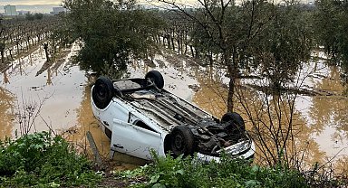 Manisa'da kaza yapan sürücü otomobilini bırakıp kaçtı