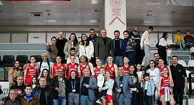 Manisa'nın tek kadın basketbol takımı zirve takibini sürdürüyor