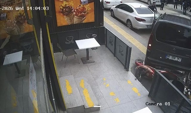 Mardin'de geri manevra yapan araç motosikletlere çarptı