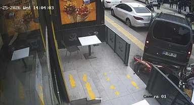 Mardin'de geri manevra yapan araç motosikletlere çarptı