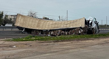 Mardin'de karton yüklü tır devrildi: 1 yaralı