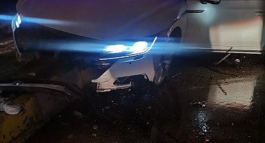 Mardin'de otomobil refüje çarptı: 2 yaralı