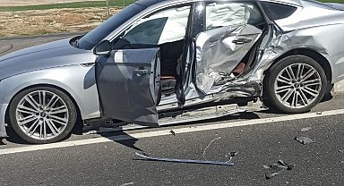 Mardin'de otomobiller çarpıştı: 3 yaralı