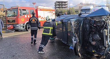 Mardin'de refüje çarpan otomobilin sürücüsü yaralandı