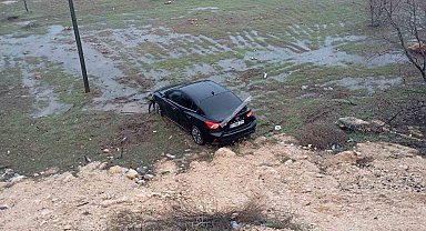 Mardin'de şarampole yuvarlanan otomobildeki 2 kişi yaralandı