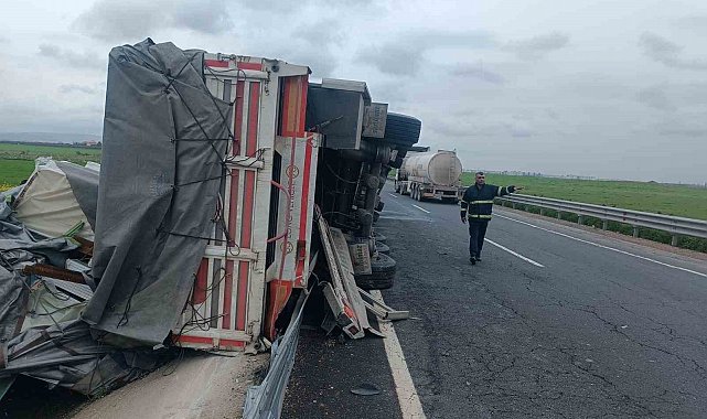 Mardin'de sürücüsünün kontrolünden çıkan tır bariyerlere çarptı