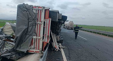 Mardin'de sürücüsünün kontrolünden çıkan tır bariyerlere çarptı