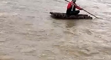 Mardin'de taşan derede sal keyfi